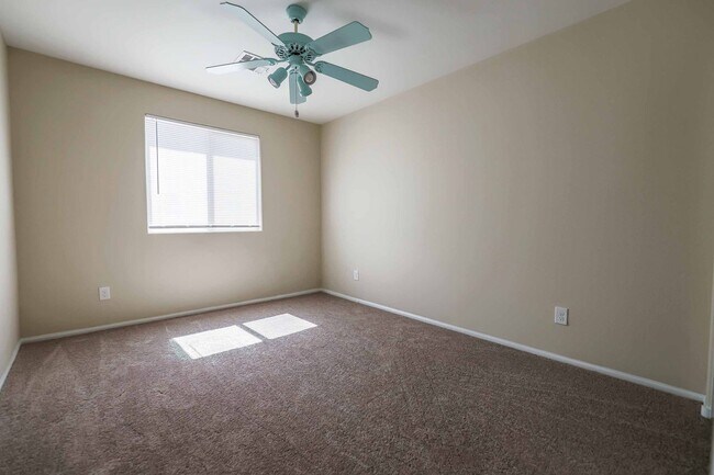 Building Photo - Charming 4 Bedroom Home in Gated Community with Community Pool & Courtyard Entry!