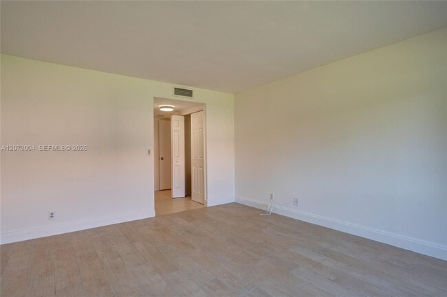 Building Photo - 231 Lakeview Dr