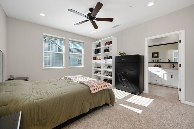 Building Photo - Beautiful 3 Bedroom Home with Updated Finishes & 2-Car Garage!