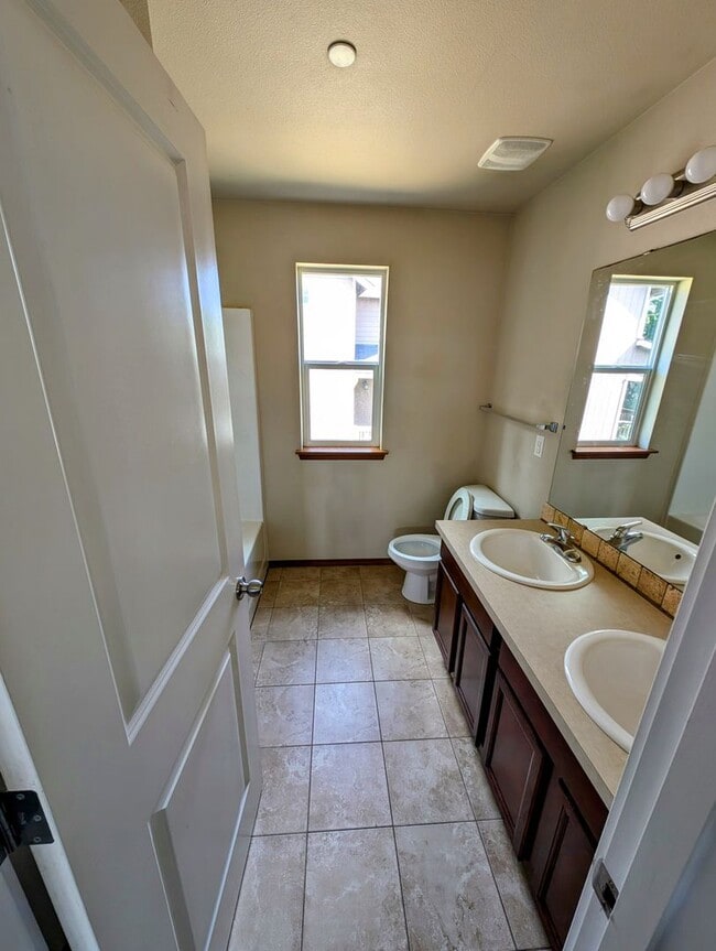 Building Photo - Stylish & Convenient Living - Bremerton 4 ...