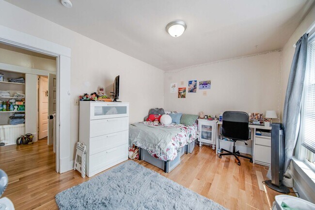 Building Photo - Ultimate 6-Bedroom House with Amazing Front Porch!