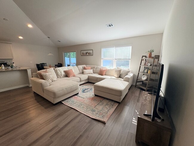 Building Photo - Welcome To Heritage New River Side