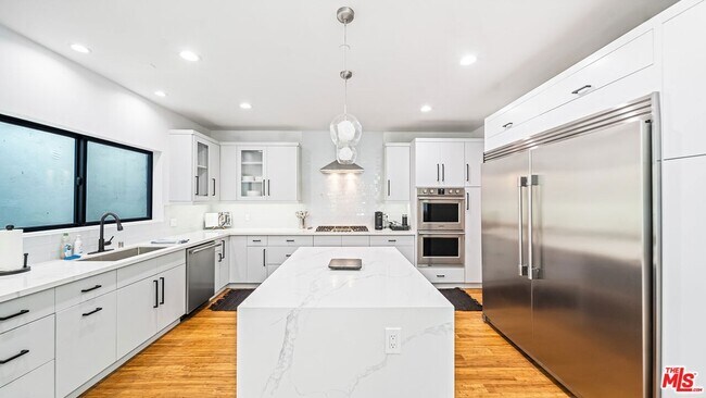 Building Photo - 1846 N Franklin Canyon Dr