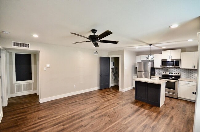 Building Photo - 4735 Redbud St