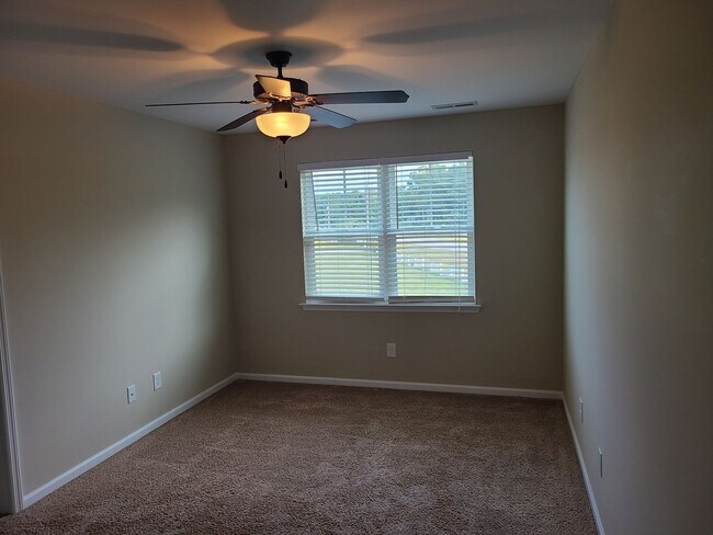 Building Photo - 2 Bedroom, 2.5 Bath Townhouse located in S...
