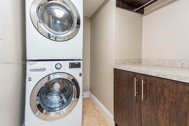 Building Photo - 2333 Brickell Ave