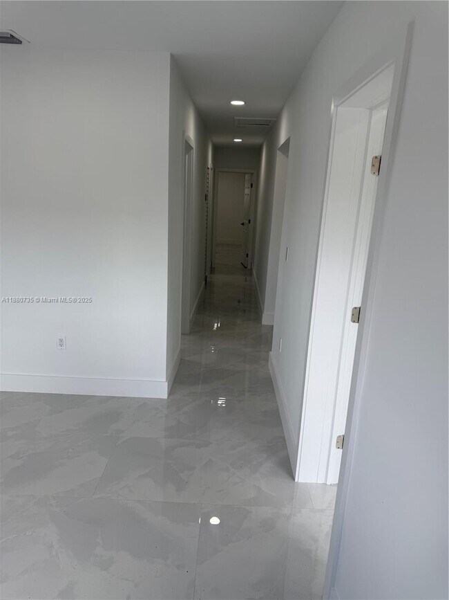 Building Photo - 841 W 50th St