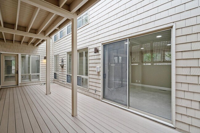 Building Photo - 651 Manresa Ln