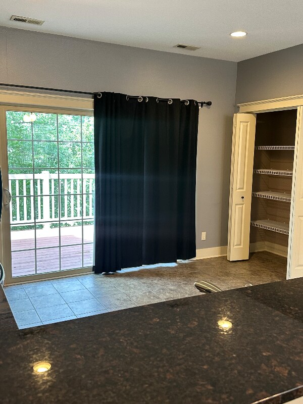 Building Photo - 3600 SE Glenstone Dr
