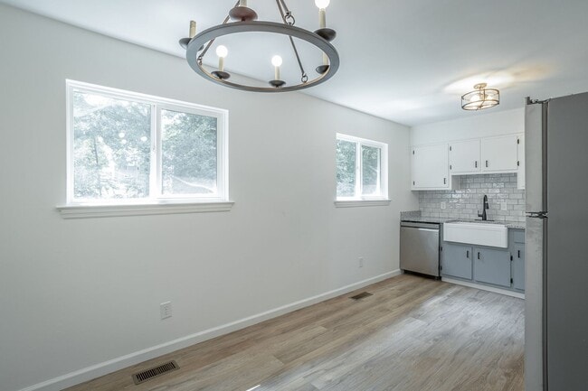 Building Photo - Spacious House in Hixson