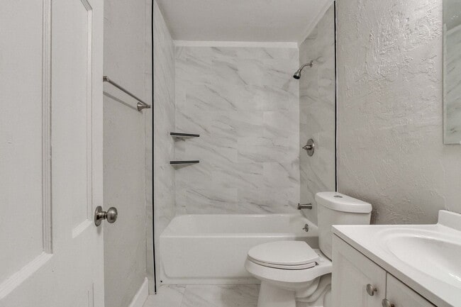 Building Photo - 506 E Curtis Dr