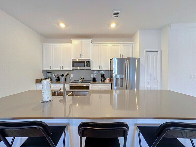 Building Photo - 2701 Scrapbook St