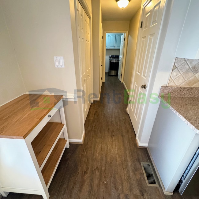 Building Photo - 1001 Fox Rdg Ct