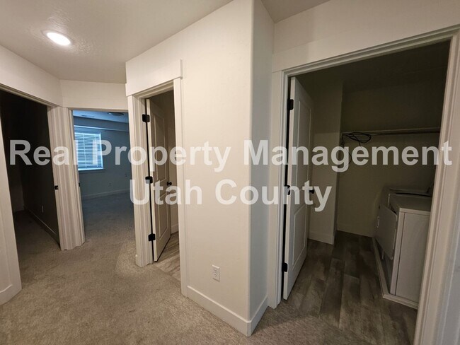 Building Photo - Provo Town home