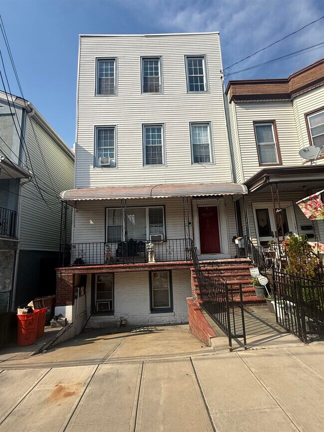 Building Photo - 316 26th St