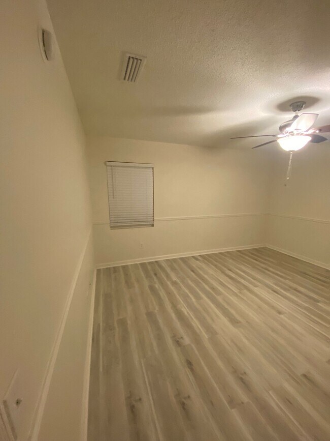 Building Photo - 100 Fieldcrest Dr