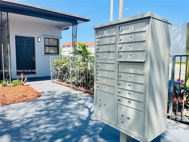 Building Photo - 13390 NE 6th Ave