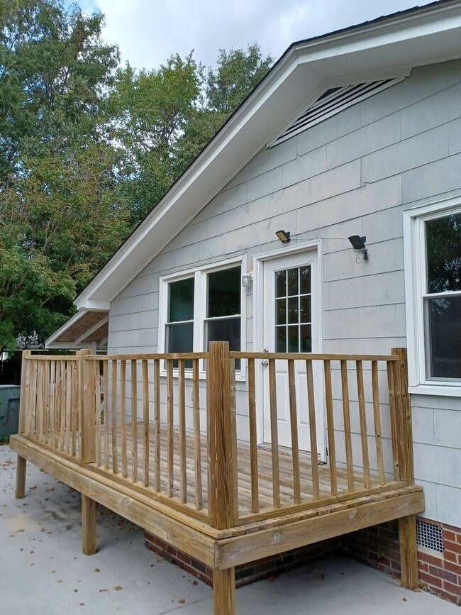 Building Photo - Spacious 3 bedroom home in West Ashley