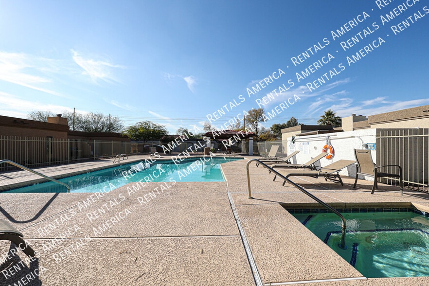 Building Photo - 1413 N Oak St