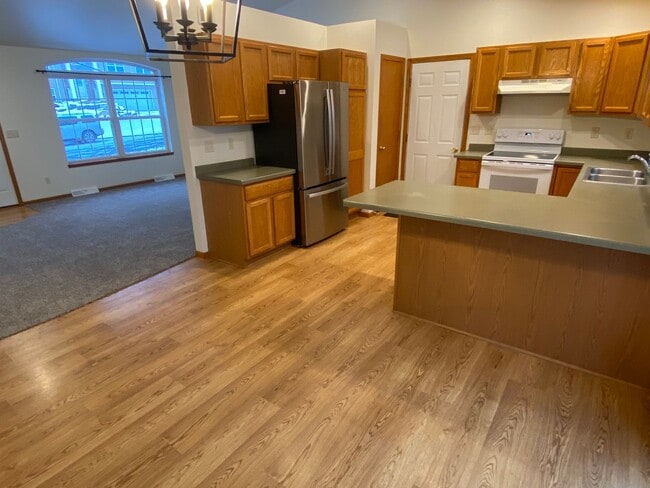 Building Photo - Updated 4-Bedroom, 3-Bath Home with Walk-Out Basement