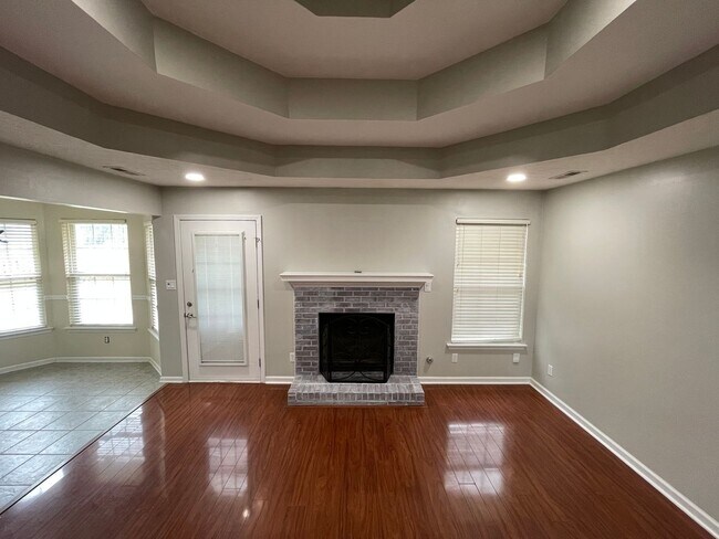 Building Photo - Beautiful Shelbyville Home For Rent