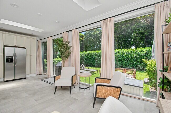 Building Photo - 6744 Via Regina
