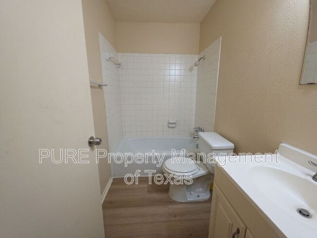 Building Photo - 5808 Wellington Dr