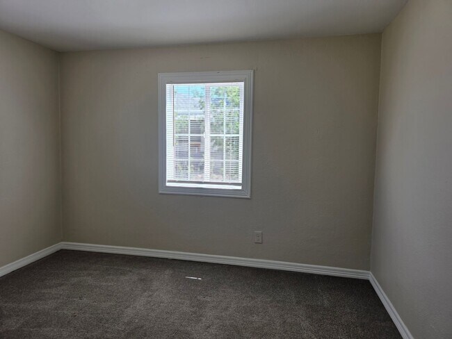 Building Photo - SPACIOUS, BRIGHT 2 BEDROOM - LARGE YARD