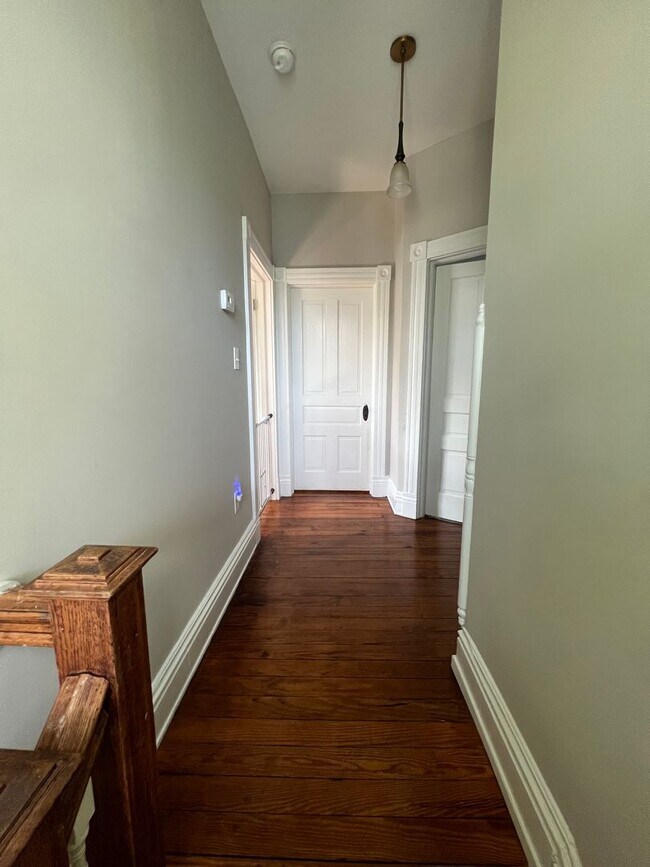 Building Photo - Gorgeous 3 bdrm/2.5 bath newly renovated h...