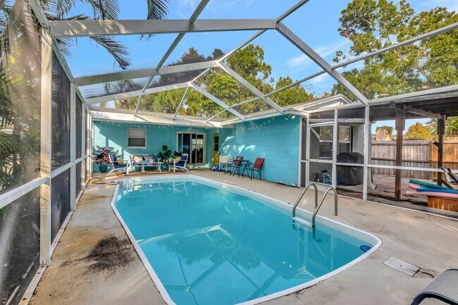 Building Photo - 3 BEDROOM 2 BATHROOM POOL HOME LOCATED IN ST. PETERSBURG