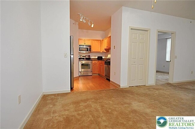 Building Photo - 2121 Hokendauqua Ave