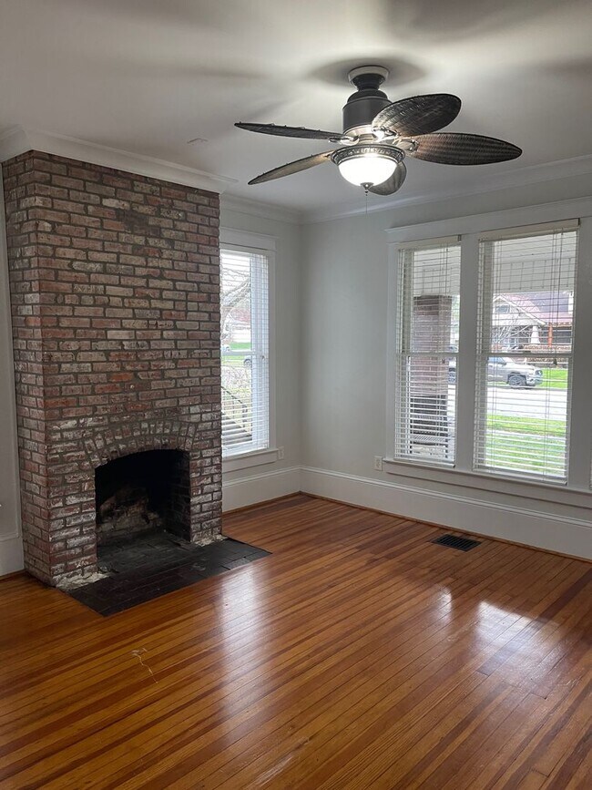 Building Photo - Sylvan Park bungalow, 4508 Park Ave.  2br,...