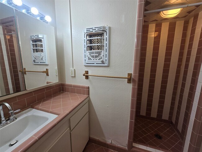 Building Photo - 6717 Fairway Dr