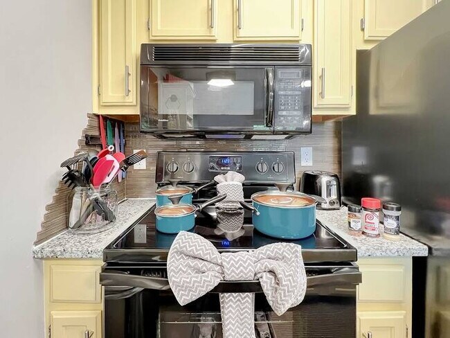 Building Photo - Adorable Furnished Condo Near Silver Dollar City