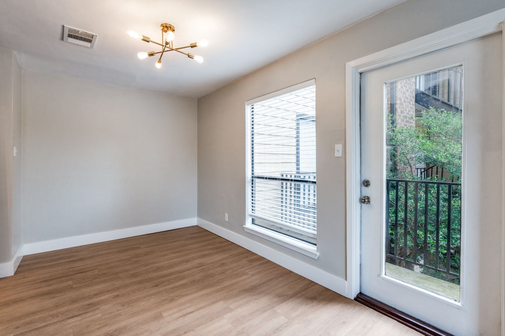 Building Photo - 3022 Forest Ln