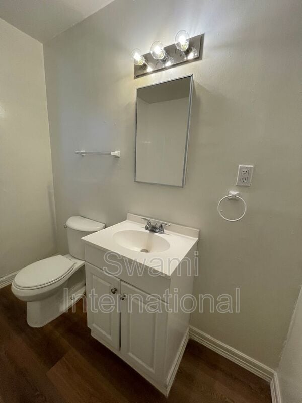 Building Photo - 2030 E Florence Ave