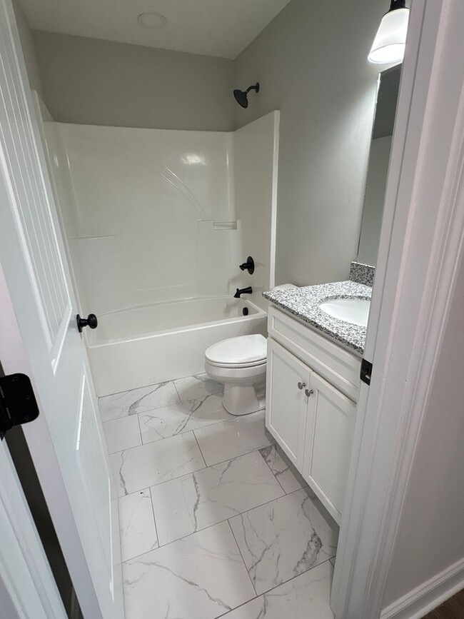 Building Photo - Spacious Duplex with Fenced-In Backyard!