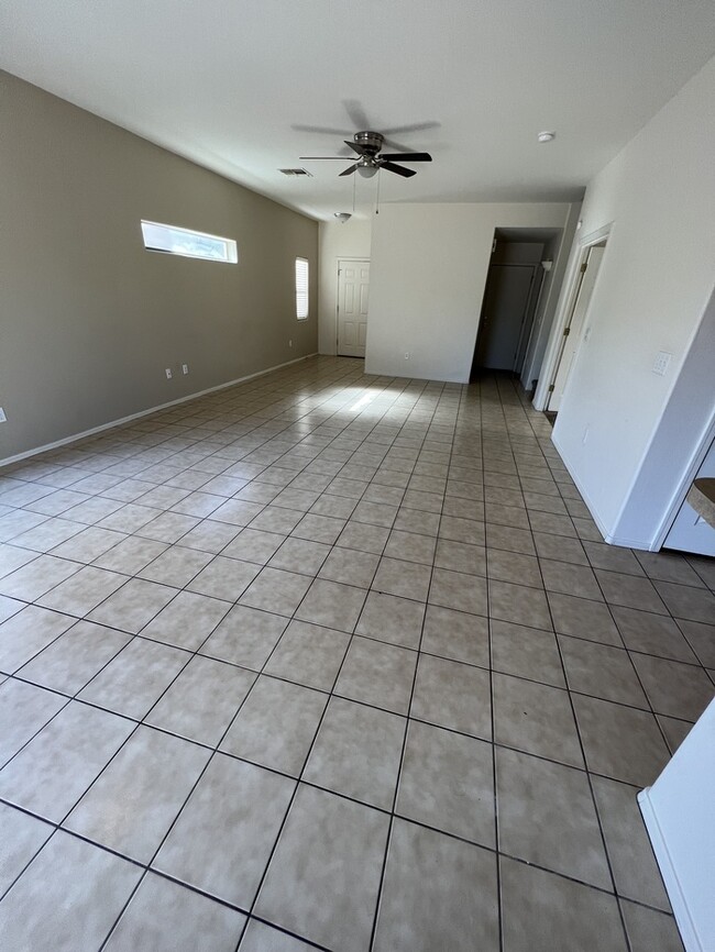 Building Photo - HOUSE FOR RENT