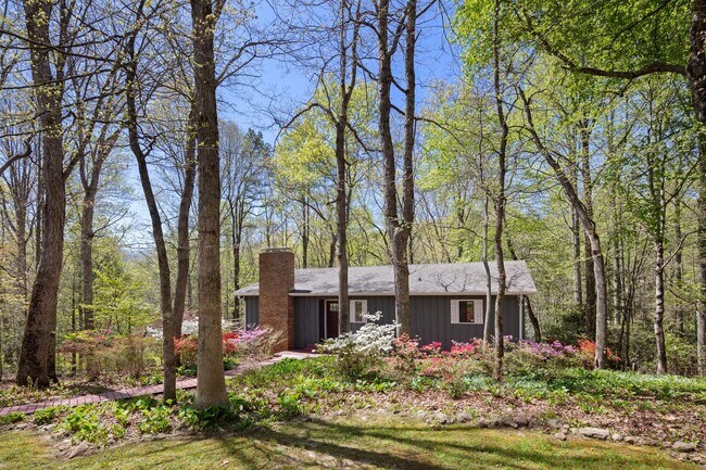 Building Photo - Lovely Home - Beautiful Wooded Setting