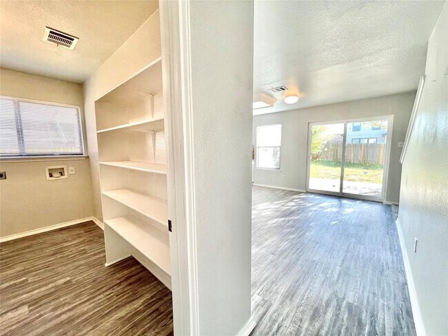 Building Photo - 203 Rim Rock Dr