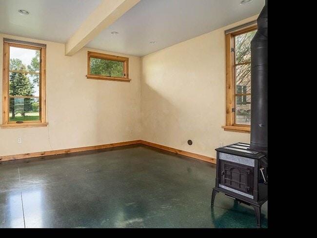 Building Photo - 4 Bedroom 3 Ba  Rare beauty and the essence of Bozeman