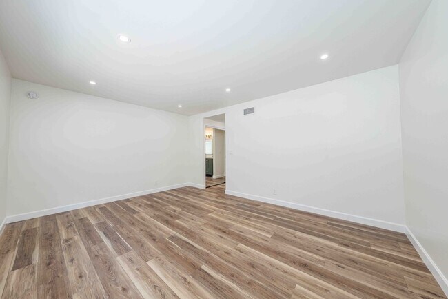 Building Photo - Spacious Elegance in the Heart of Irvine