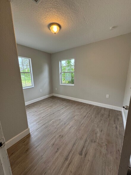 Building Photo - 2420 Edwin St NE