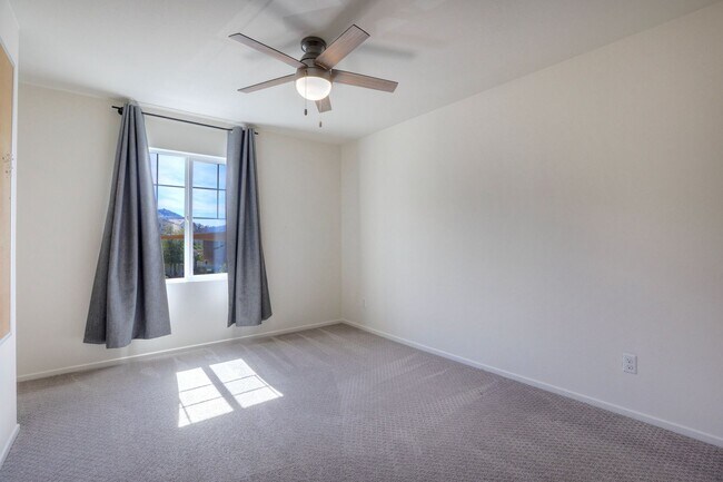 Building Photo - Fallbrook Two Weeks FREE Beautiful Horse Creek Ridge Spacious 3 Bed / 2.5 Bath Home with Solar