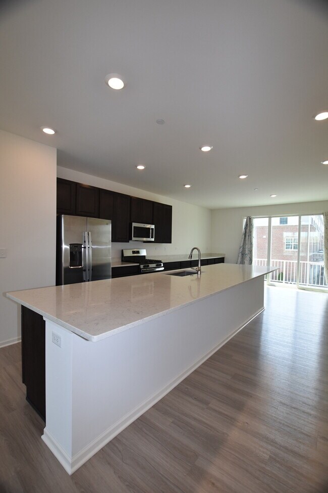 Building Photo - 2945 Showplace Dr