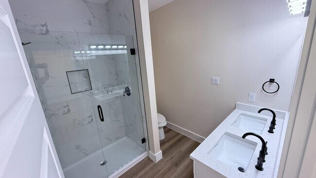 Building Photo - 2615 Creekview Dr