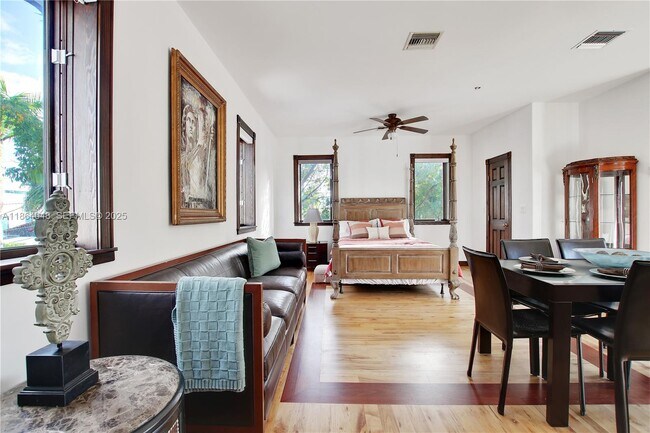 Building Photo - 257 N Coconut Ln