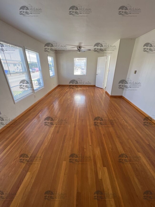 Building Photo - Single Story 3 BD/1BA Home with 2 Car Garage!