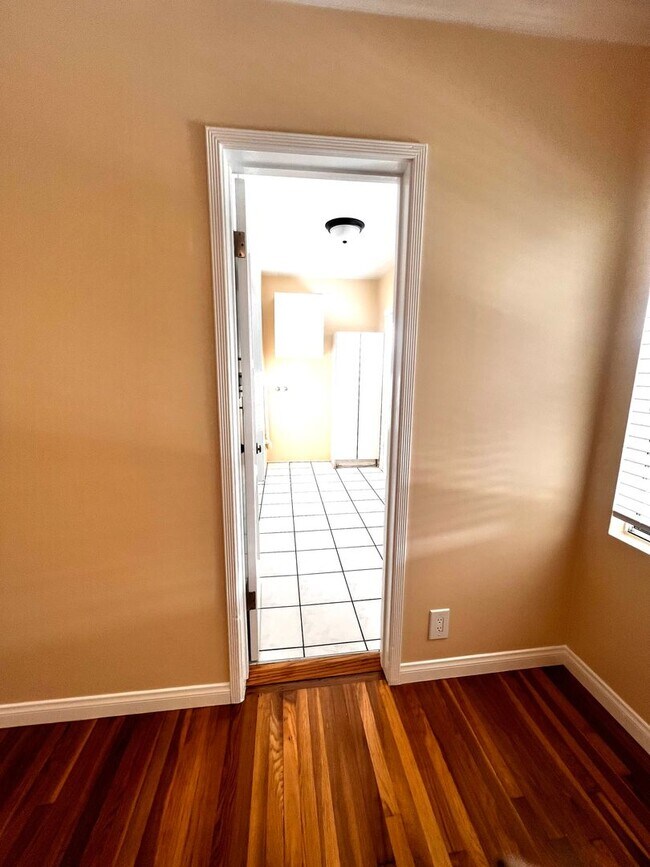 Building Photo - Single Family. 3-bed Home - Desireable Neighborhood!