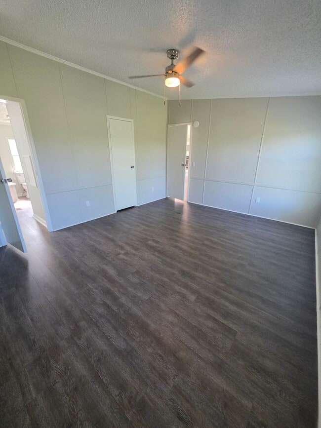 Building Photo - 3 bedrooms 2 baths